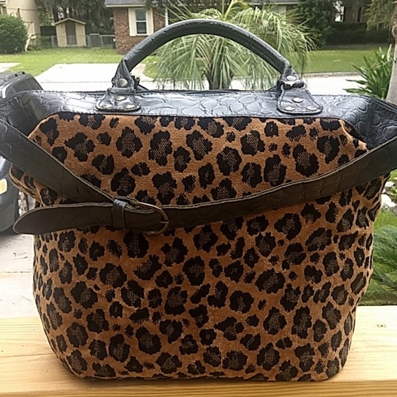 Large Leopard Print Travel Bag - Picture 1 of 8